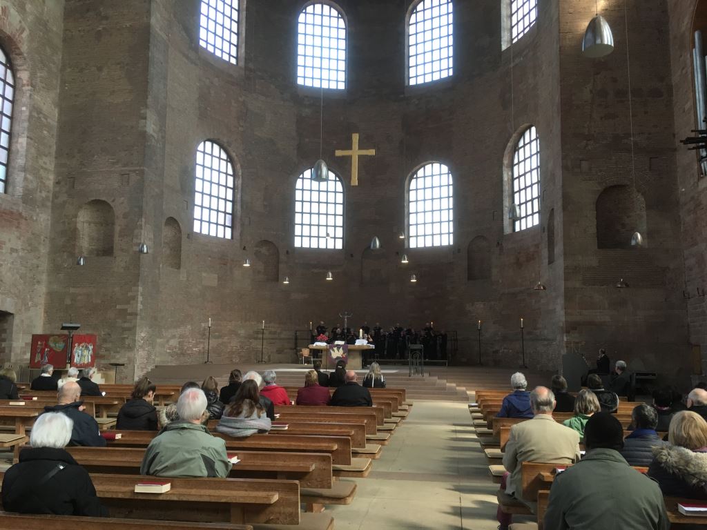 Trier Basilica Singing 2
